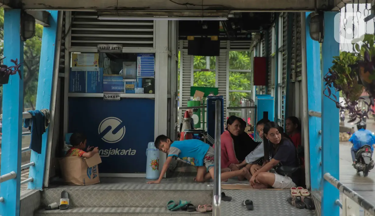 Korban banjir mengungsi di Halte Transjakarta Dispenda Samsat Barat, Jakarta Barat, Jumat (3/1/2020). Para korban terpaksa mengungsi ke halte tersebut akibat kurangnya posko pengungsian di sekitar lokasi terdampak banjir. (Liputan6.com/Faizal Fanani)