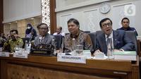 Menko Perekonomian Airlangga Hartarto (kedua kanan) bersama Menko Polhukam Mahfud MD (kedua kiri), dan Menkumham Yasonna Laoly (kanan) saat rapat dengan Baleg DPR membahas Peraturan Pemerintah Pengganti Undang-Undang (Perppu) Cipta Kerja di Kompleks Parlemen, Senayan, Jakarta, Rabu (15/2/2023). Baleg DPR menyetujui untuk membawa Perppu Cipta Keria ke Paripurna dan disahkan menjadi Undang-Undang (UU). (Liputan6.com/Faizal Fanani)