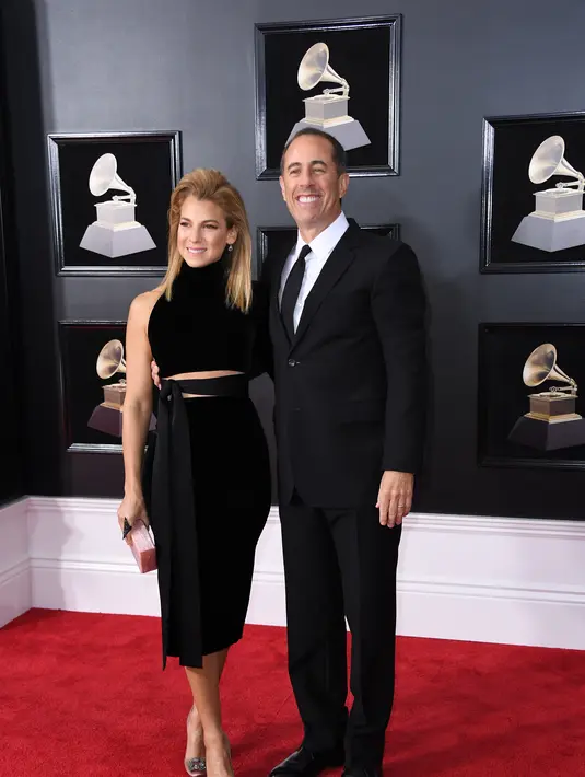 Jessica Seinfeld dan Jerry Seinfeld tiba di Grammy Awards 2018dengan elegan dan mesra. (ANGELA WEISS / AFP)