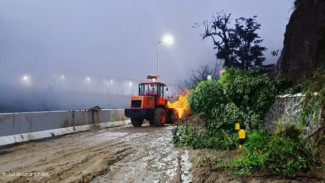 Jembatan di Desa Sidomulyo Kecamatan Pronojiwo, Lumajang, Jawa Timur, ambruk diterjang banjir yang disertai dengan material dari Gunung Semeru. (Dok Kementerian PUPR)
