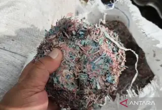 21 Karung Cacahan Uang di Bekasi. (Antara)