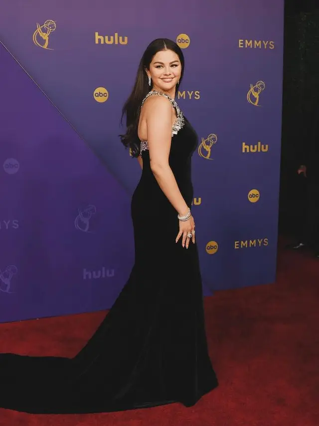 Selena Gomez di Emmy Awards 2024. [@selenagomez]