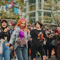 Rina Nose bersama beberapa artis tak mau ketinggalan dengan selebriti tanah air lainnya. Rina Nose juga turut hadir meramaikan Citayem Fashion Week di area Sudirman, Jakarta Selatan. (Instagram/chikajessica88)