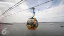 Pengunjung menggunakan wahana Gondola untuk menikmati area wisata Ancol, Jakarta, Sabtu (26/15). Wisata pantai Ancol masih menjadi pilihan favorit warga Jakarta untuk mengisi libur panjang. (Liputan6.com/Gempur M Surya)