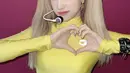 Kali ini Bahiyyih justru tampil seperti Sailormoon dengan gaya rambut kuncir duanya, serta poni berbentuk lovenya mirip dengan Sailormoon. Dengan mengenakan pakain crop top kuning. (@kep1er.world)