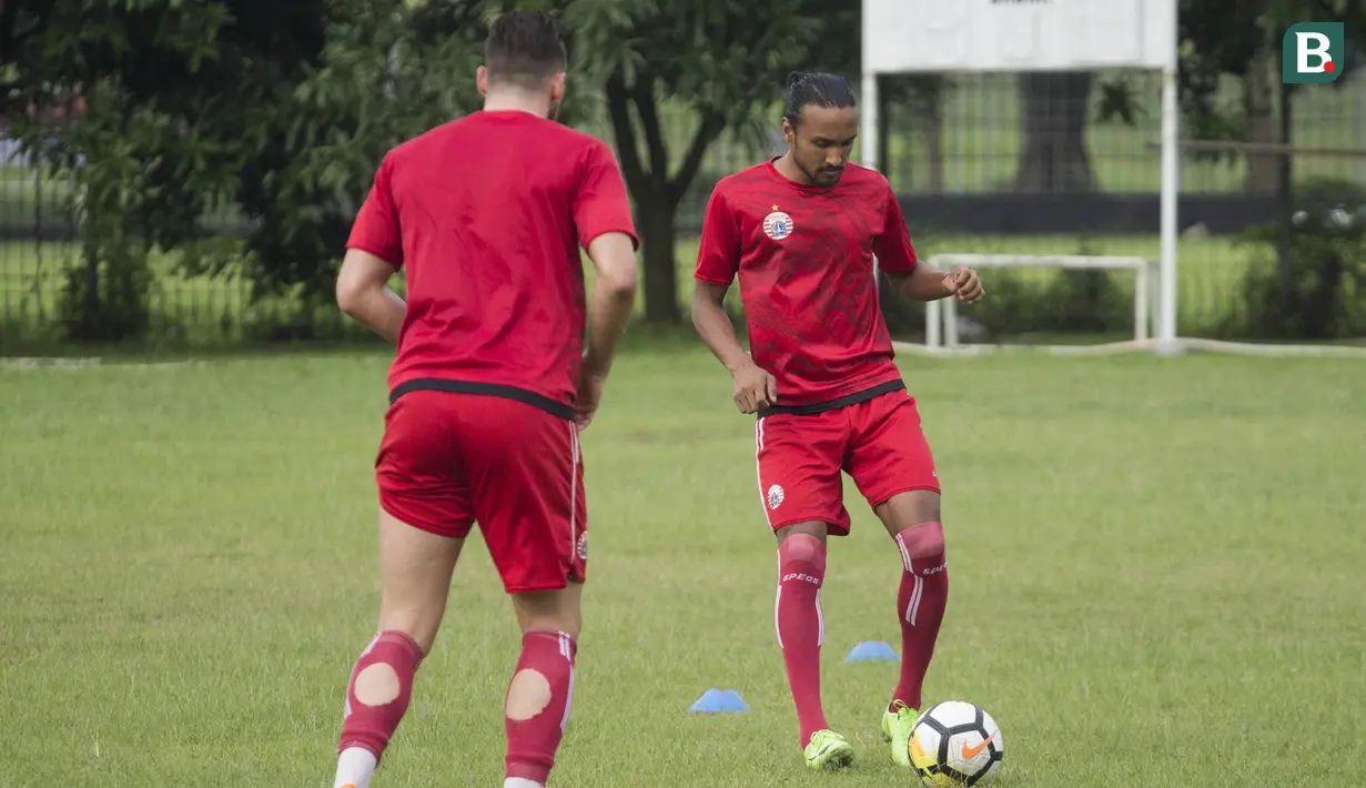 Gelandang Persija Jakarta, Rohit Chand, menggiring bola saat latihan di Lapangan Sutasoma Halim, Jakarta, Sabtu (3/3/2018). Latihan ini digelar sebelum berangkat ke Vietnam untuk melawan SLNA pada Piala AFC. (Bola.com/Asprilla Dwi Adha)