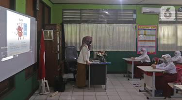 Sejumlah murid  mengikuti kegiatan belajar di SD Negeri 6, Bekasi, Jawa Barat, Selasa (4/8/2020). Pemerintah setempat memberikan izin kepada enam sekolah untuk melakukan uji coba pembelajaran tatap muka selama satu bulan. (Liputan6.com/Herman Zakharia)