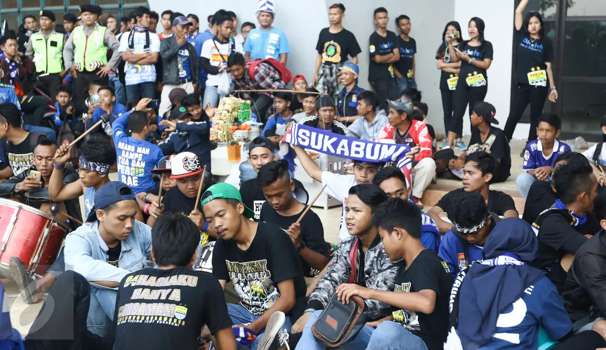 Bobotoh memadati Stadion Gelora Bandung Lautan Api jelang pertandingan Liga 1 antara Persib Bandung vs Arema FC, Jawa Barat, Sabtu (15/4). Bobotoh penasaran melihat aksi perdana Essien dan Cole di Liga 1. (Liputan6.com/Yoppy Renato)