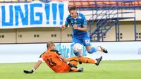 Kiper Persija Jakarta, Andritany Ardhiyasa berusaha menghalau bola di dalam kotak penalti dari ancaman pemain Persib Bandung, Stefano Beltrame pada laga pekan ke-28 BRI Liga 1 2023/2024 di Stadion Si Jalak Harupat, Soreang, Kabupaten Bandung, Sabtu (9/3/2024). (Bola.com/M Iqbal Ichsan)