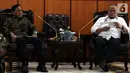 Dirut Indosiar Imam Sudjarwo berbincang dengan Ketua DPD RI, La Nyalla Mattalitti saat audiensi di Nusantara III, Kompleks Parlemen, Senayan, Jakarta, Selasa (29/10/2019). Audiensi tersebut membahas kerjasama antara SCM dan DPD RI. (Liputan6.com/Johan Tallo)