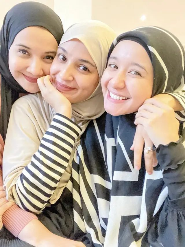 Tampilan Laudya Cynthia Bella Bersama Sahabat Duo Sungkar, credit: @shireensungkar