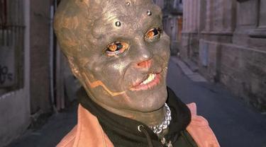 Terobsesi Menjadi Alien, Pria Ini Lakukan Modifikasi Ekstrem pada Tubuhnya