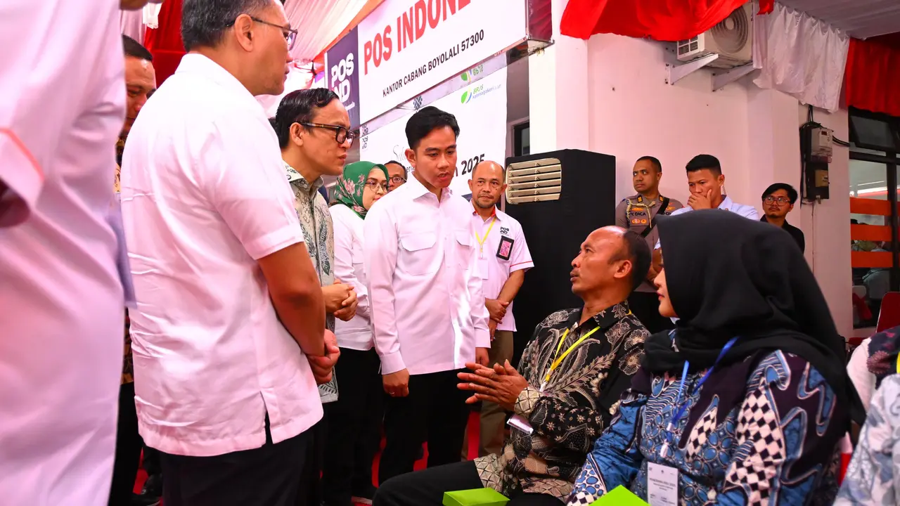Wapres Gibran Rakabuming Raka meninjau penyaluran Bantuan Subsidi Upah (BSU) di Kantor Pos Boyolali, Jumat (18/7/2025).