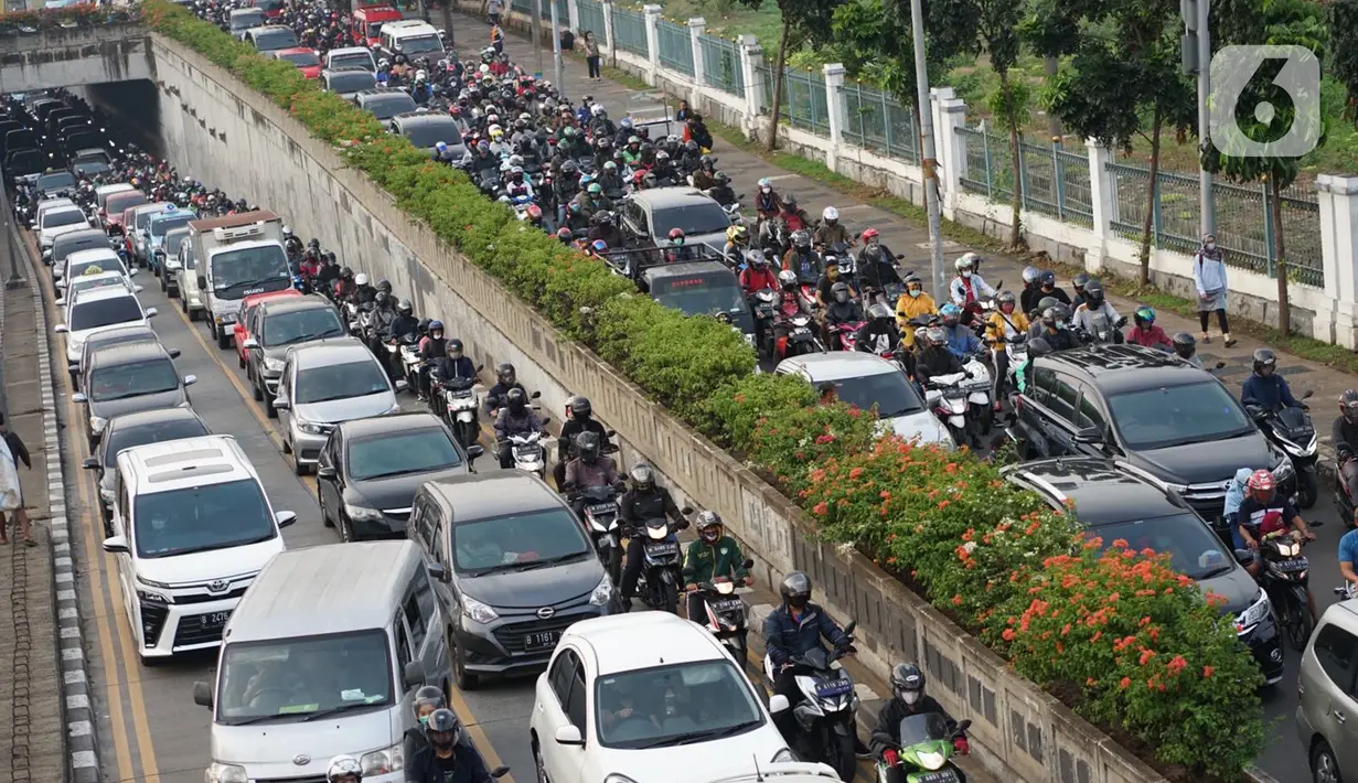 Kendaraan terjebak kemacetan saat melintas di Jalan Raya Pasar Minggu, Jakarta, Rabu (10/6/2020). Tingginya volume kendaraan serta adanya proyek pembangunan flyover menyebabkan kemacetan parah di kawasan tersebut, meskipun saat ini masih dalam status transisi PSBB. (Liputan6.com/Immanuel Antonius)