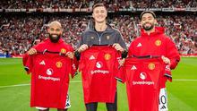 Bryan Mbeumo (kiri), Benjamin Sesko (tengah), dan Matheus Cunha (kanan), diperkenalkan oleh Manchester United ke publik Old Trafford jelang laga uji coba kontra Fiorentina, Sabtu (9/8/2025) malam WIB. (Bola.com/X/Fabrizio Romano)