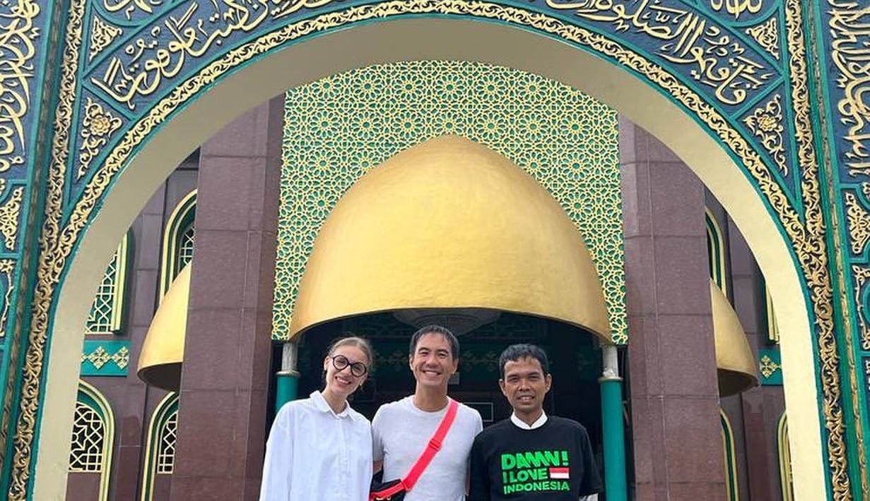 Ustaz Abdul Somad, mengajak VJ Daniel dan Viola mengunjungi Masjid Raya 'Alam dan makam Sultan. (Foto: Instagram/@ustadzabdulsomad_official)
