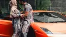 Tampil dalam balutan baju couple, Ammar Zoni dan Irish Bella terlihat semakin romantis dan kompak. Tak heran jika pasangan ini sering kali membuat warganet iri. (Liputan6.com/IG/@_irishbella_)