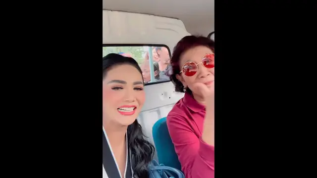 Krisdayanti Pamer Disopiri oleh Susi Pudjiastuti Saat di Pangandaran: Soreku Istimewa. (instagram.com/krisdayantilemos)