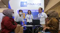 Senior Vice President Consumer Business Head BFI Finance, Rudy Eddywidjaja (kedua kanan) dan Property  Backed Financing  Product Head BFI Finance, Desliana Sidabutar (tengah) berbincang dengan calon konsumen pada Pameran Info Franchise & Business Concept (IFBC) 2023 di ICE BSD, Tangerang (11/03/2023). (Liputan6.com)