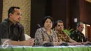 Ketua Pansel Pemilihan Calon Anggota Komisi Yudisial (KY) Harkristuti Harkrisnowo menggelar konferensi pers untuk mengumumkan peserta yang lolos seleksi Profile Assessment di Kantor Kemensesneg, Jakarta, Kamis (9/7/2015). (Liputan6.com/Faizal Fanani) 