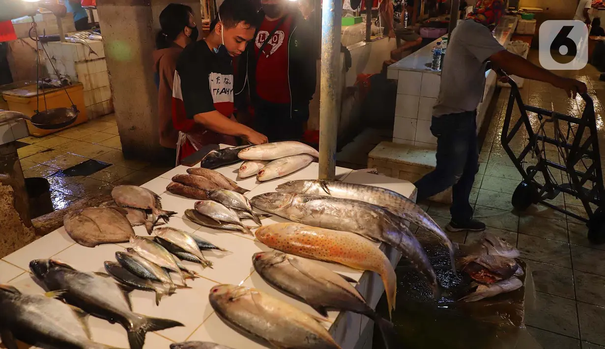 Pedagang menunggu pembeli ikan di Pasar Senen, Jakarta, Jumat (8/1/2021). Harga jual ikan laut saat ini mengalami lonjakan yang diakibatkan kurangnya pasokan ikan dari nelayan ke pedagang di pasar tradisional. (merdeka.com/Imam Buhori)