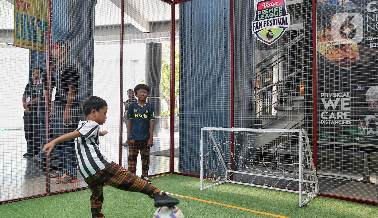 Sejumlah kegiatan seru bisa diikuti penggemar Liga Inggris, mulai dari nonton bareng dua pertandingan Liverpool vs Nottingham Forest pada 14 September 2024) dan Tottenham Hotspur vs Arsenal (15 September 2015), photo booth, pameran terkait sejarah dan momen terbaik Premier League, hingga berbagai permainan di venue acara. (Liputan6.com/Angga Yuniar)