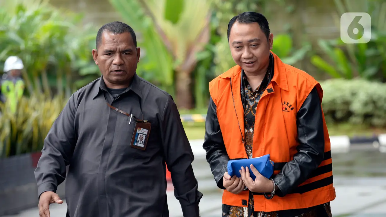 Ekspresi Bupati Nonaktif Lampung Utara Jelang Diperiksa KPK