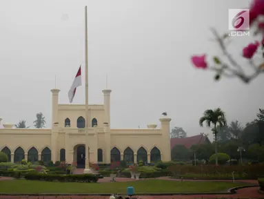 Bendera setengah tiang berkibar di Istana Siak Sri Indrapura, Kabupaten Siak, Riau, Kamis (12/9/2019). Pengibaran bendera setengah tiang itu dilakukan sebagai Hari Berkabung Nasional selama tiga hari ke depan untuk menghormati almarhum Presiden ke-3 Indonesia BJ Habibie. (Liputan6.com/Faizal Fanani)