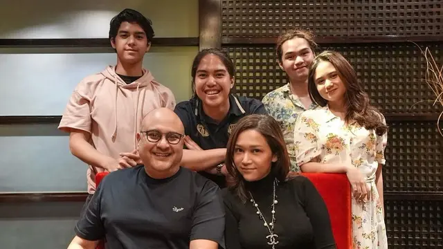 Irwan Mussry dan anak-anak sambungnya. (Foto: Instagram @irwanmussry)