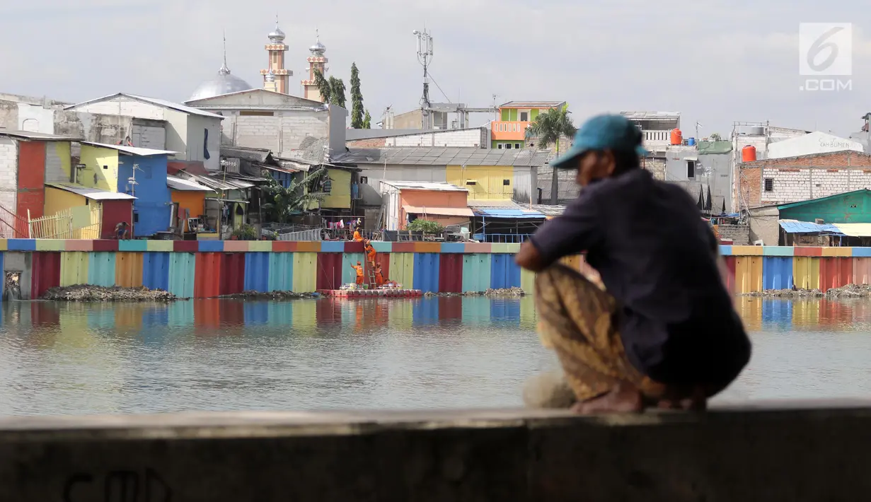 Petugas PPSU mengecat "sheet pile" danau Sunter di Sunter Jaya, Jakarta, Kamis (22/3). Pengecatan ini untuk mengubah kesan kumuh sehingga menjadi indah dan nyaman dipandang mata. (Liputan6.com/Arya Manggala)