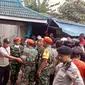 Warga dan petugas berkerumun tidak jauh dari lokasi kejadian jatuhnya pesawat Super Tucano di kawasan Jalan LA Sucipto Kota Malang, Jawa Timur, (10/2). Dikabarkan 3 orang menjadi korban dalam kejadian tersebut. (Liputan6.com/Zainul Arifin)