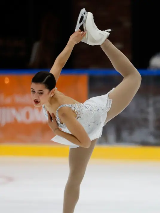 Aksi atlet Ice Skating asal Thailand Natalie Pailin Sangkagalo saat berlaga di Senior Ladies Free Skating pada SEA Games 2017 di Shah Alam, Malaysia, (27/8). (AP Photo / Vincent Thian)