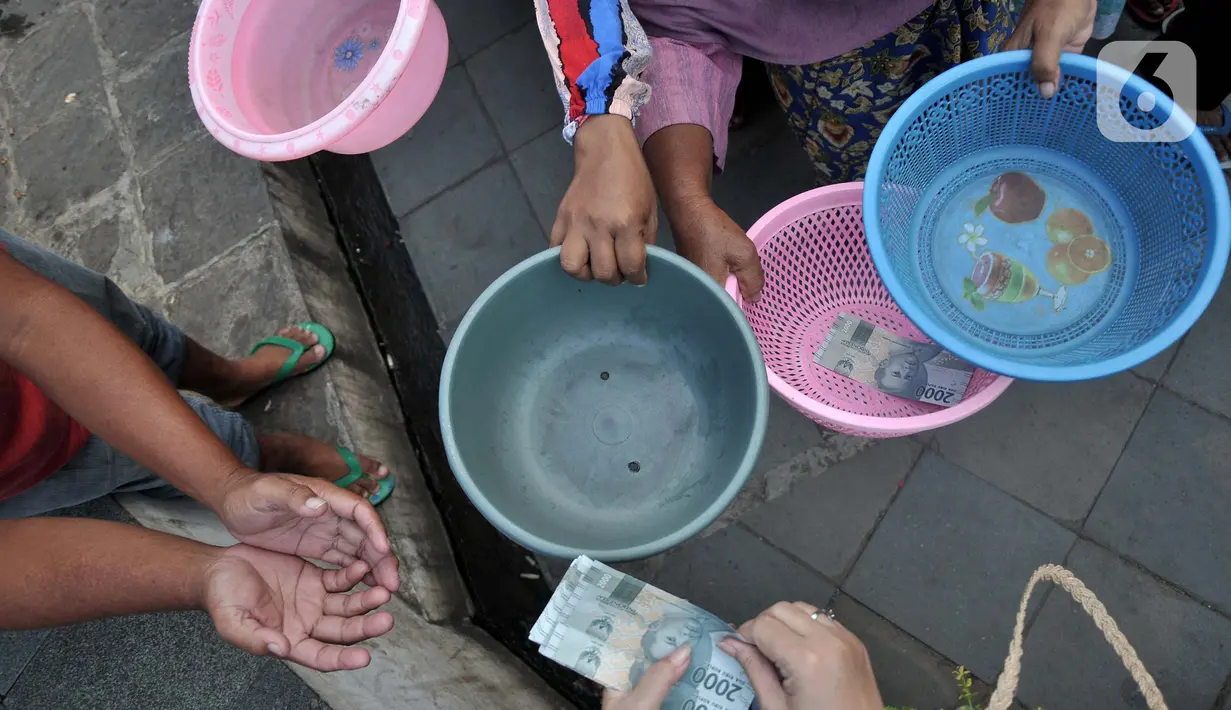 Pengemis meminta sedekah kepada peziarah di Kompleks Makam Sunan Gunung Jati, Desa Astana, Cirebon, Jawa Barat, Kamis (31/3/2022). Puluhan pengemis menjadi pemandangan umum ketika umat muslim berziarah ke Makam Sunan Gunung Jati, terlebih jelang Ramadhan. (merdeka.com/Iqbal S. Nugroho)