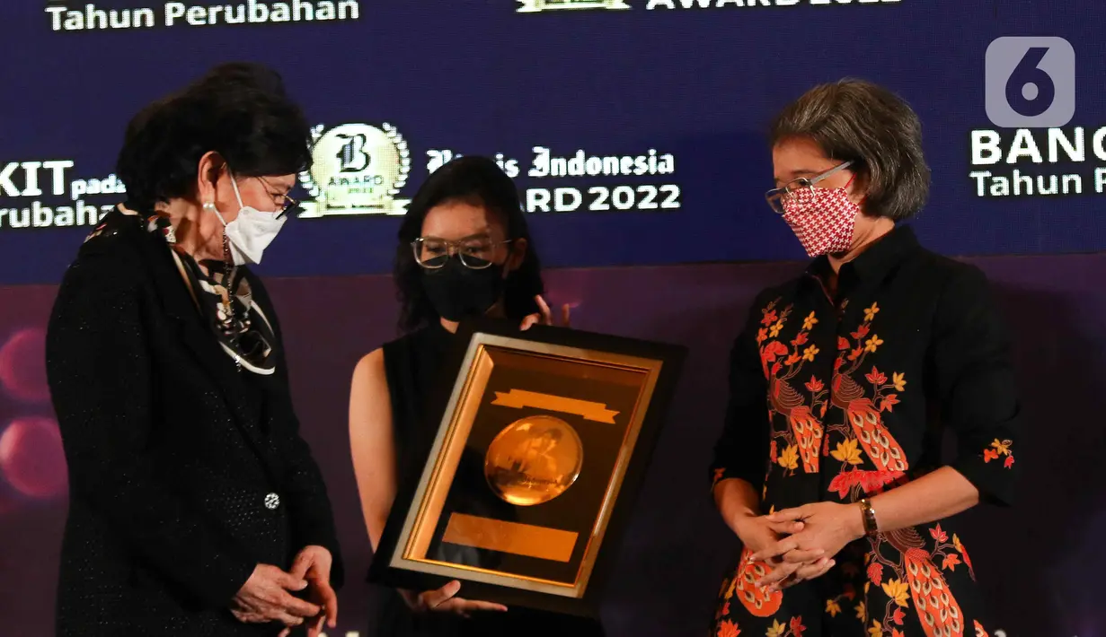 Komisaris PT Jurnalindo Aksara Grafika Dorothea Samola (kiri) bersiap menyerahkan piagam penghargaan Irnawati W. Kahardja selaku Head of Protocol and Public Affairs PT Surya Citra Media Tbk, dalam penganugerahan Bisnis Indonesia Award (BIA) 2022 di Jakarta, Senin (15/8/2022). PT Surya Citra Media TBK mendapatkan penghargaan Bisnis Indonesia Award (BIA) 2022 dalam kategori Media dan Hiburan. (Liputan6.com/Herman Zakharia)