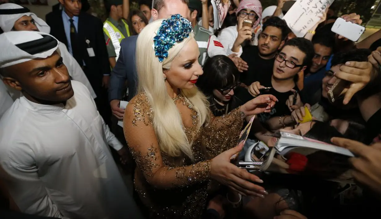 Bintang pop Amerika Serikat Lady Gaga tampak disambut para penggemarnya saat tiba di Bandara International Dubai, Uni Emirat Arab, Senin (8/9/14). (AFP PHOTO/ Karim Sahib)