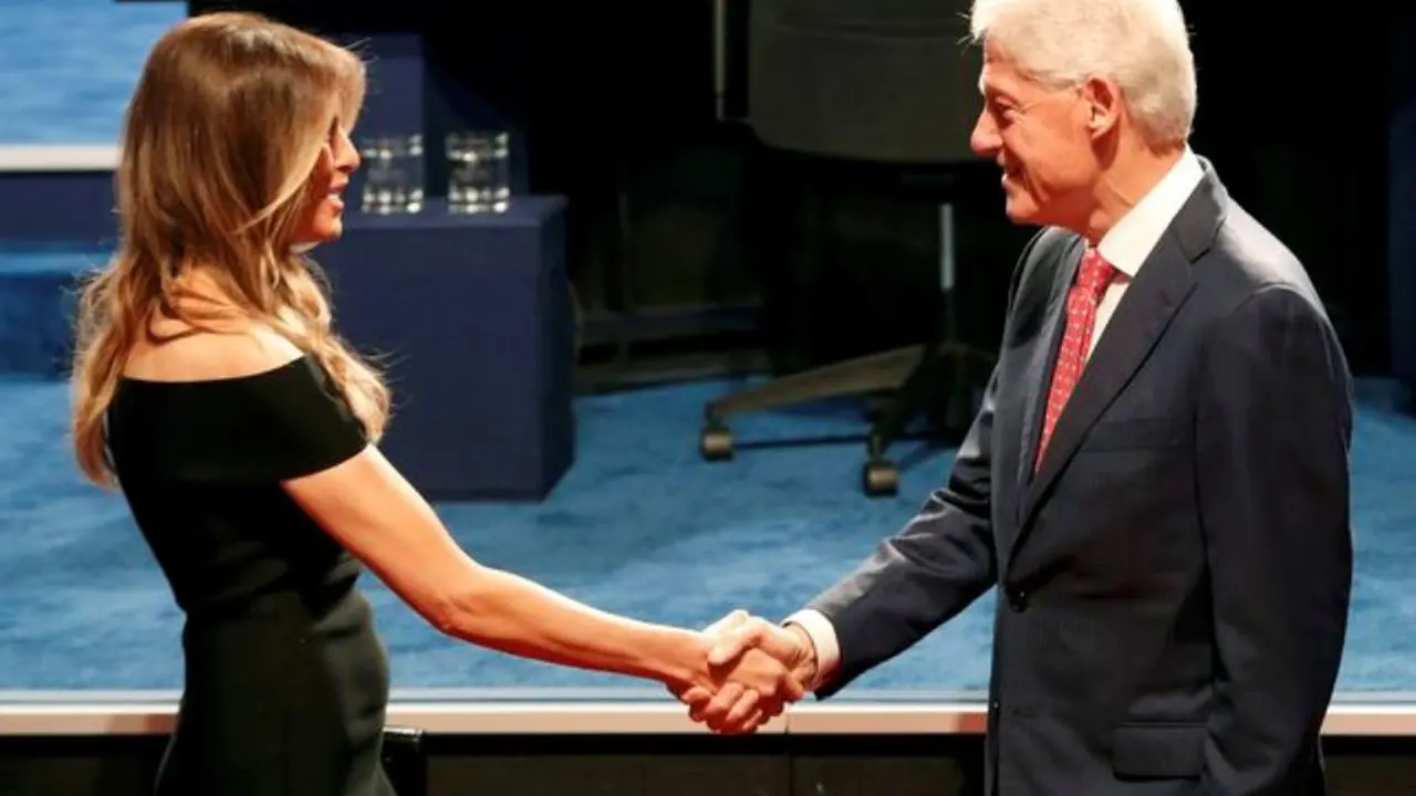 Mantan Presiden AS Bill Clinton bersalaman dengan istri Donald Trump, Melania