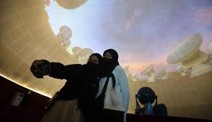 Planetarium dibangun di Taman Ismail Marzuki, Jakarta, dan resmi beroperasi pada 1 Maret 1969. Tampak dalam foto, pengunjung menikmati wahana Planetarium di Taman Ismail Marzuki, Jakarta, Kamis (25/12/2025). (Kapanlagi.com/Budy Santoso)