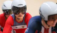 Pebalap Sepeda Indonesia, Ayustina Delia Priatna bersiap melakukan start pada nomor omnium putri UCI Track Nations Cup 2023 di Jakarta International Velodrome, Rawamangun, Jakarta, Minggu (26/02/2023). (Bola.com/Bagaskara Lazuardi)
