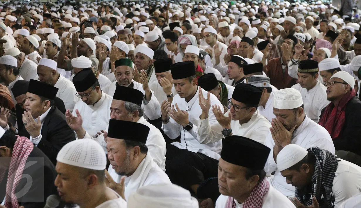 Pasangan Cagub DKI Jakarta No 3 Anies - Sandiaga, Cagub Agus Yudhoyono dan mantan Mendikbub M Nuh sedang berbincang di Masjid Istiqlal, Jakarta, Sabtu (11/2). (Liputan6.com/Herman Zakharia)