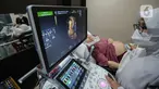 Dokter spesialis kebidanan dan kandungan memeriksa janin ibu hamil dengan peralatan Ultrasonografi (USG) di RSIA Tambak, Jakarta, Selasa (22/8/2023). Pemerintah mengajak masyarakat terutama ibu hamil melakukan pemeriksaan kehamilan secara rutin untuk mecegah stunting sebagai upaya penurunan stunting secara nasional di tahun 2024 sebesar 14 persen. (Liputan6.com/Faizal Fanani)