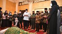 Ibunda Chairul Tanjung, Halimah binti Amih meninggal dunia.