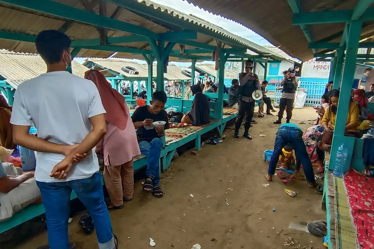 Penjagaan Polisi Terkait Penerapan Protokol Kesehatan di Anyer.