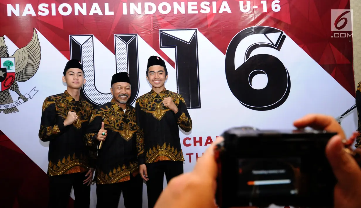 Pelatih Timnas Indonesia U-16, Fachry Husaini (tengah) berfoto bersama pemainnya usai pelepasan di Gedung Flamboyan, Mako Kopassus, Jakarta, Kamis (6/7). Timnas U-16 akan berlaga di Piala AFF U-15 Thailand, 9-22 Juli. (Liputan6.com/Helmi Fithriansyah)