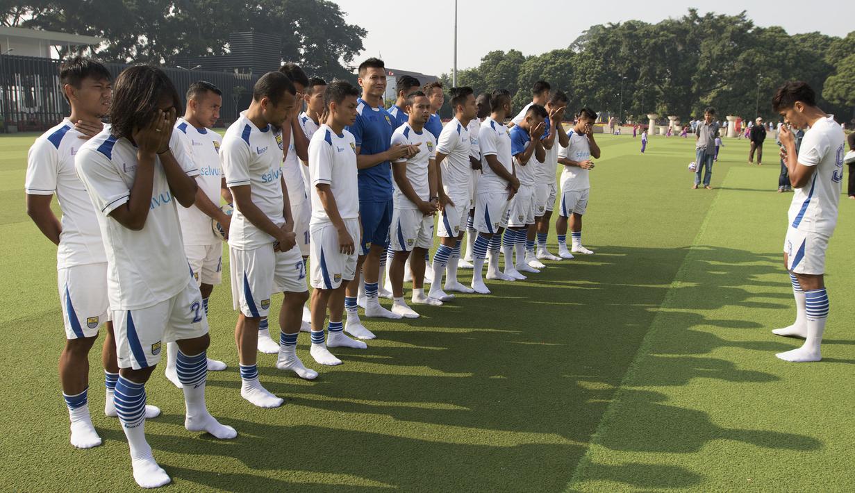 Para pemain Persib melakukan doa bersama sebelum mengikuti latihan jelang laga melawan Martapura F.C di Alun-alun Kota Bandung, Jawa Barat, Kamis (10/9/2015). (Bola.com/Vitalis Yogi Trisna)