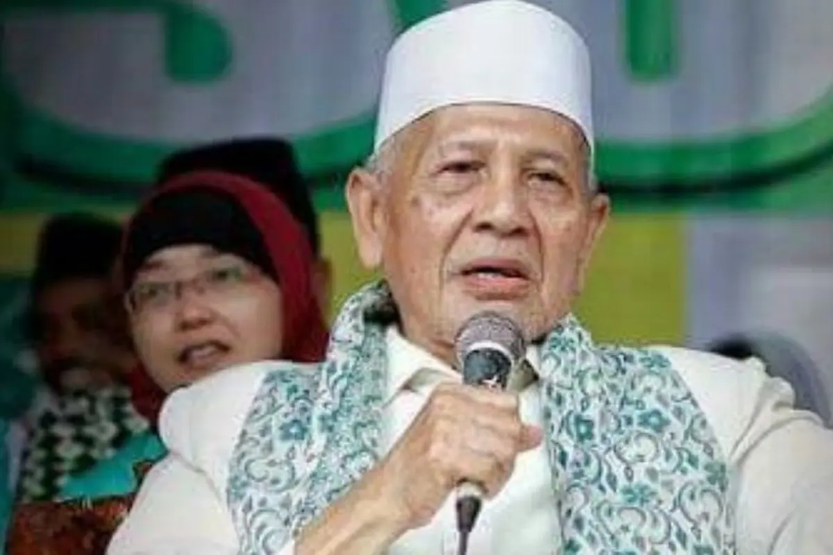 Kh Sya'roni Ahmadi, ulama ahli Al-Qur'an mantan Mu'tasyar PBNU. (Foto: NU Online)