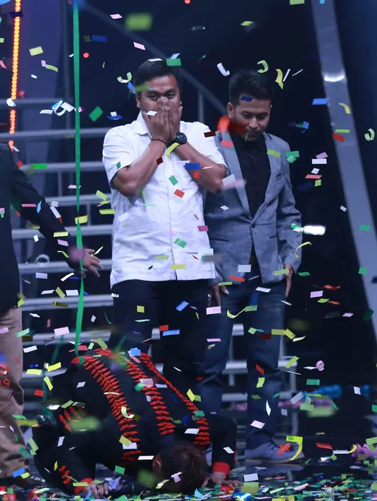 Suasana tegang menjelang detik-detik diumumkannya pemegang mahkota Academy 3. Teriakan para pendukungnya membuat sausana makin ramai. Sujud syukur dilakukan Ical Majene setelah dinobatkan menjadi juara Academy 3. (Galih W. Satria/Bintang.com)