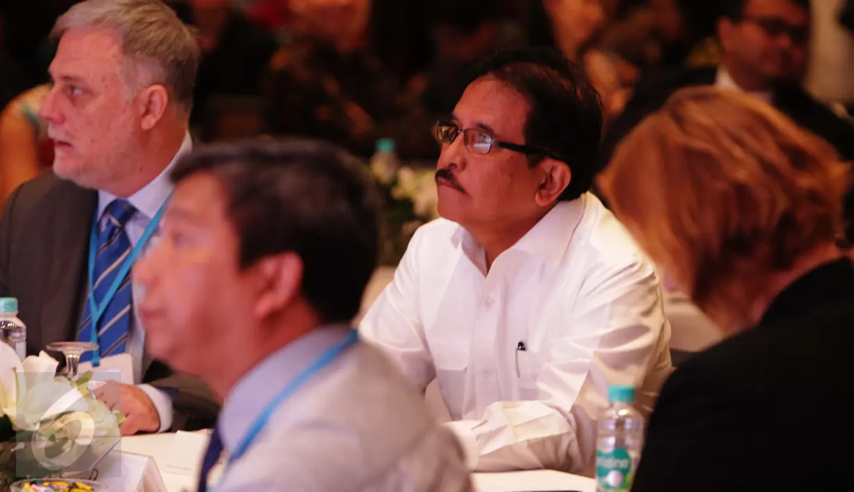 Menteri ATR, Sofyan Djalil menghadiri acara Responsible Business Forum on Food And Agriculutre, Jakarta (15/3). Sofyan Djalil juga menjelaskan pemerintah akan fokus pada mendukung sarana untuk memperoleh kebutuhan mereka. (Liputan6.com/Angga Yuniar)