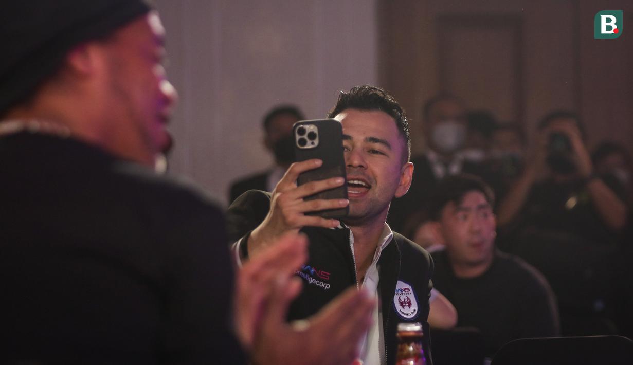 <p>Chariman Rans Nusantara FC, Raffi Ahmad&nbsp;sedang mengabadikan video bersama&nbsp;Ronaldinho saat Grand Launching Jersey Rans Nusantara FC bersama Ronaldinho di Menara Mandiri Level 9, Sudirman, Jakarta, Jumat (24/06/2022). (Bola.com/Bagaskara Lazuardi)</p>
