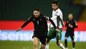 Gelandang Bulgaria, Ilia Gruev, berebut bola dengan penyerang Georgia, Khvicha Kvaratskhelia, selama pertandingan kualifikasi Piala Dunia FIFA 2026 zona Eropa antara Bulgaria dan Georgia di stadion Vassil levski, Sofia, pada 18 November 2025. (AFP/Nikolay Doychinov)