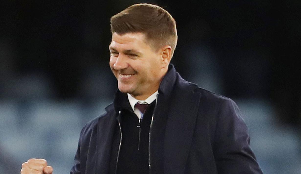 Pelatih Aston Villa, Steven Gerrard, tampak bahagia usai mengantarkan Aston Villa meraih poin penuh. (AFP/Geoff Caddick)